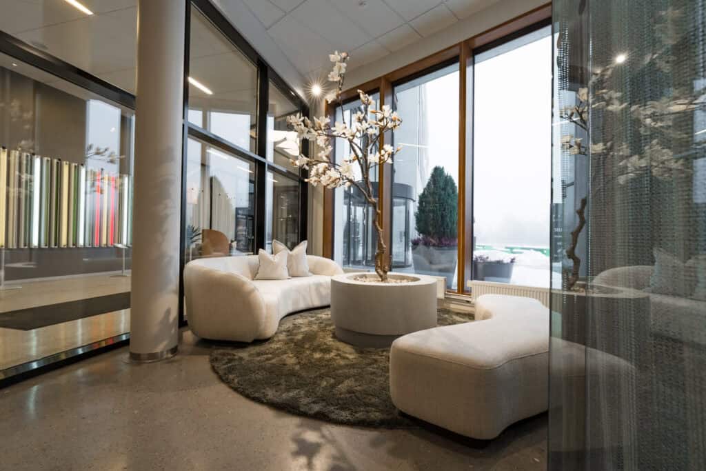 selvaag eiendom hvit liunge med tre, interiørdesign på arbeidsplassen