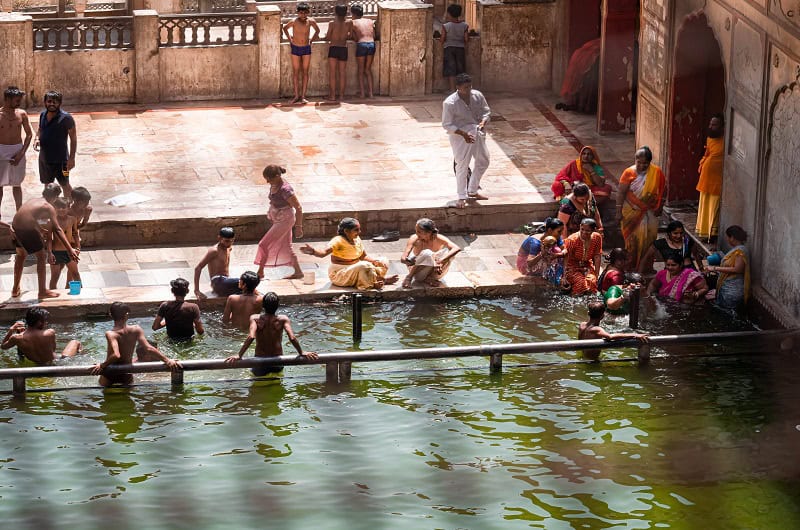 Backpacking Indien Menschen in der Stadt