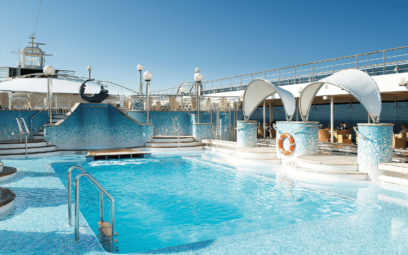 MSC Poesia Nordeuropa-Metropolen Kreuzfahrt ab Hamburg Pool