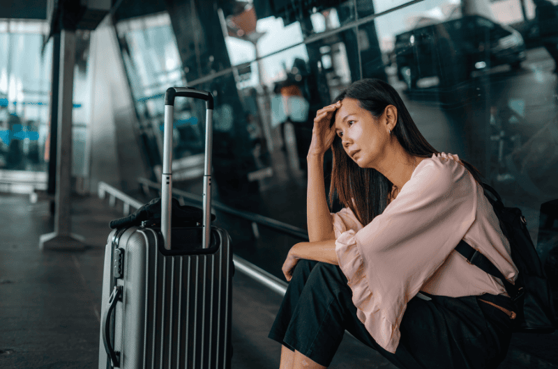 Flugverspätung Entschädigung – Passagiere warten am Flughafen auf verspäteten Flug