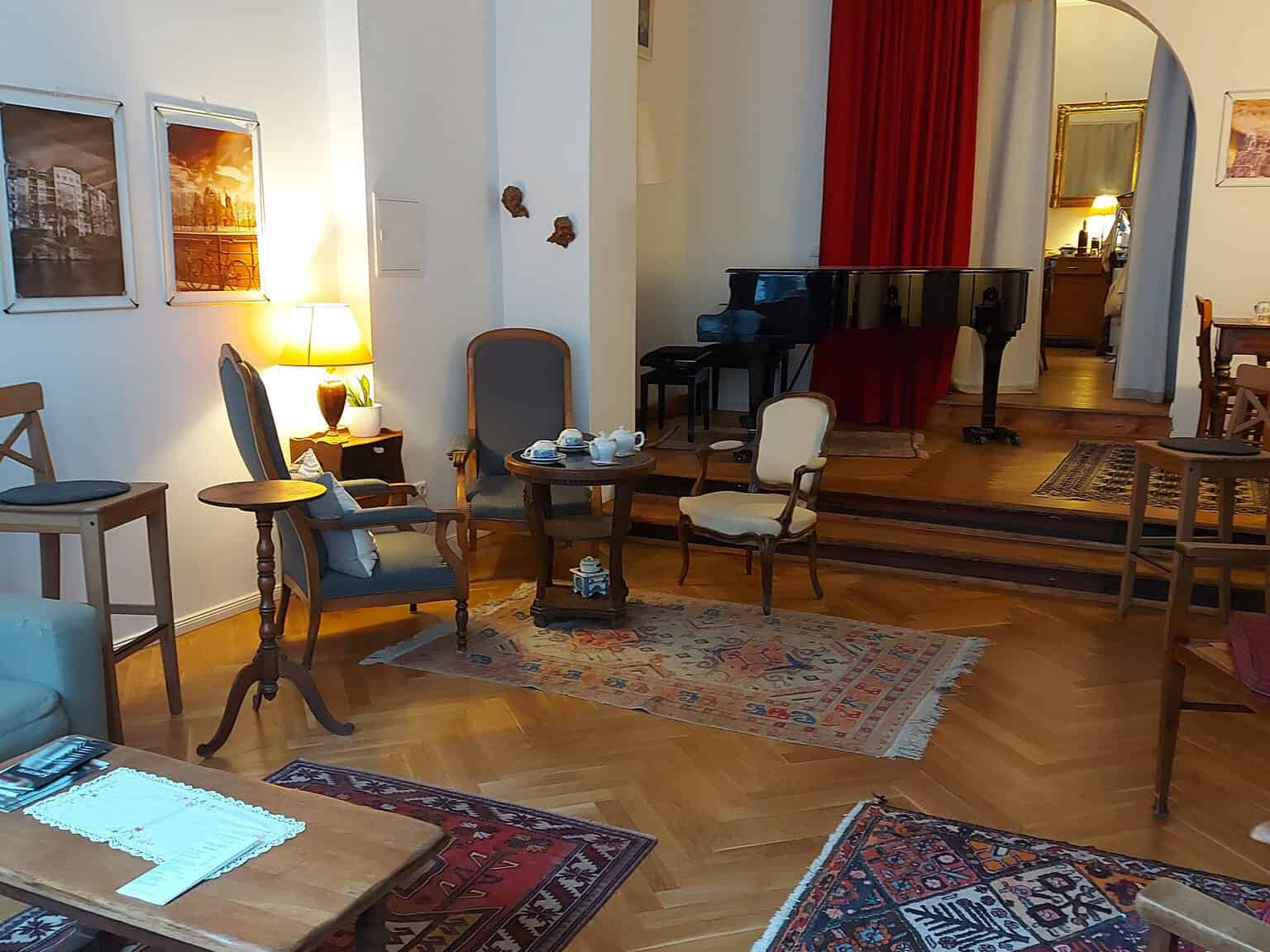 Berlin, Salon L'écritoire und Quiche-Haus, Germany