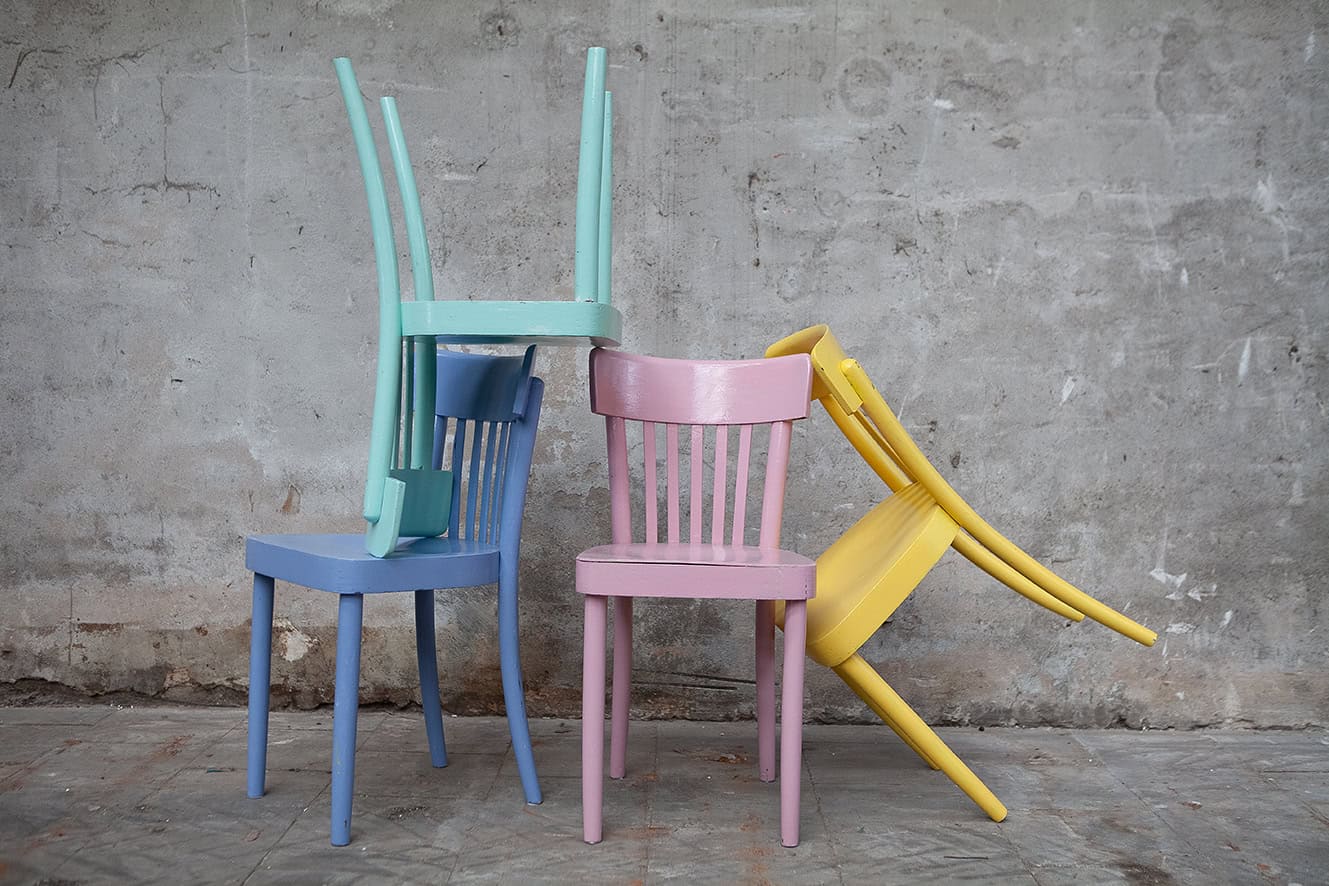 Gekleurde vintage stoelen