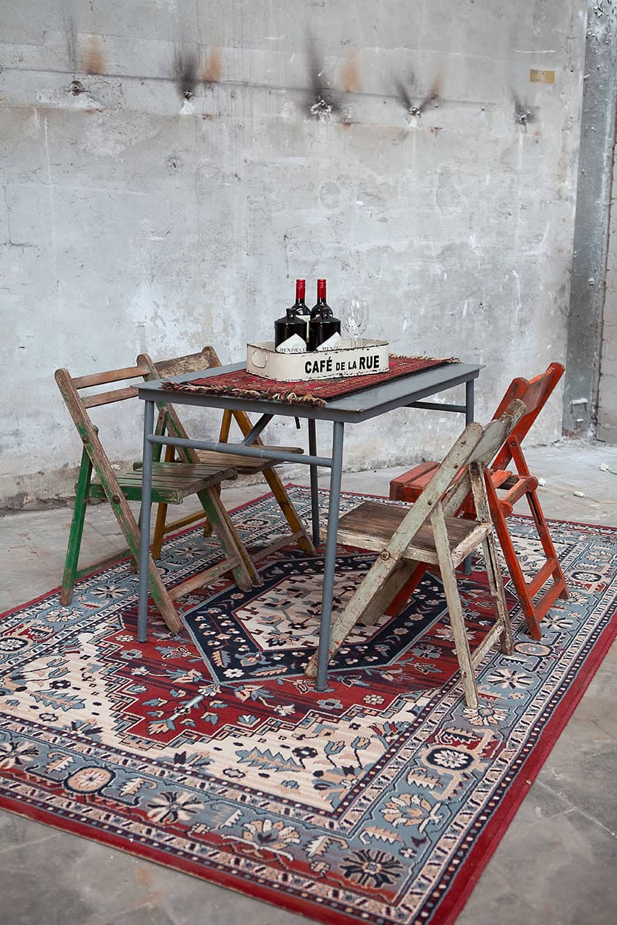 Vintage set met ijzeren tafel, stoelen en tapijt
