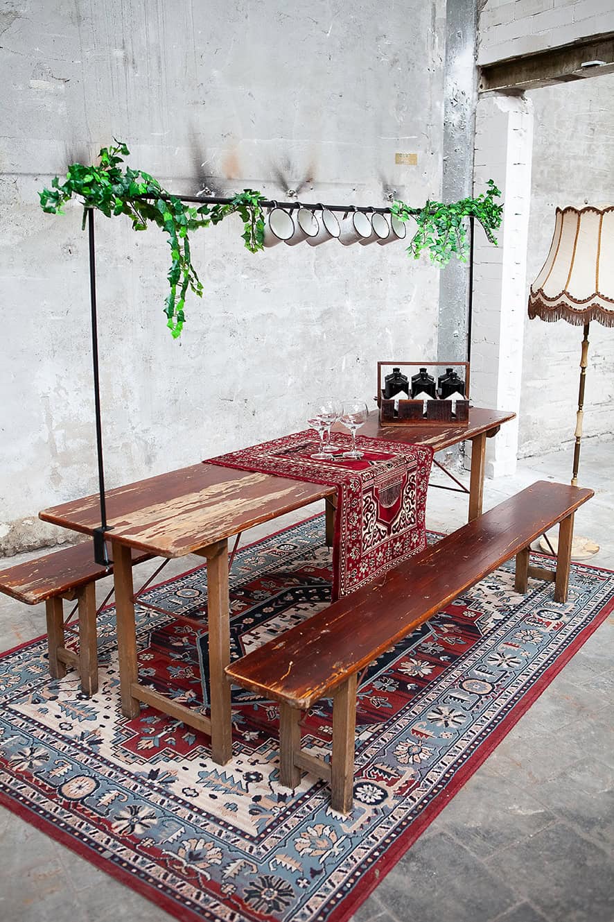 Perzisch Tapijt met Tafel ,Banken, Tafelboog en Kleed