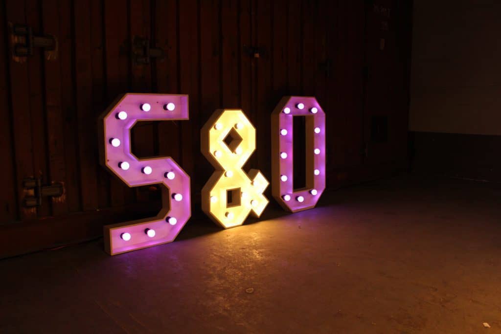 Licht letters 2 initialen + ‘&’-teken lichtletters