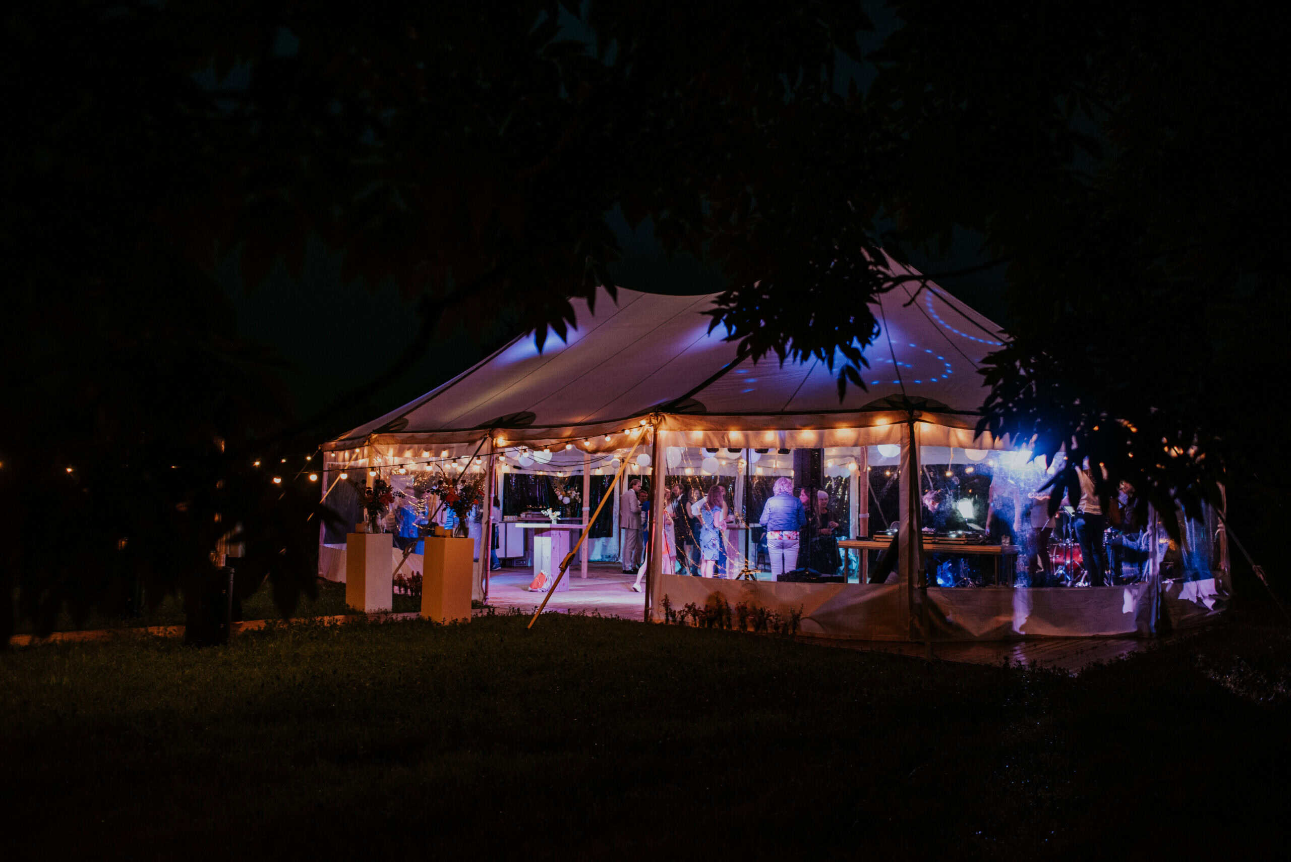 White Luxury tent medium 10 x 16 m