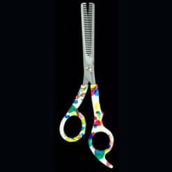 Tijeras de peluquería con mango colorido y hojas dentadas para entresacar.