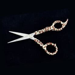 Tijeras de corte microdentada Raugcci Leopard con diseño animal print.