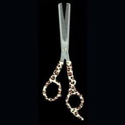 Tijeras de peluquería con mango de estampado leopardo y hojas de acero inoxidable.