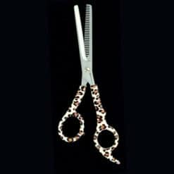 Tijeras de peluquería con mango de estampado leopardo para entresacar.