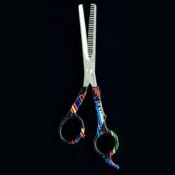 Tijeras de entresacar con diseño colorido y hoja sencilla para peluquería.
