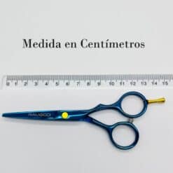 Tijeras profesionales Raugcci Titanium en color azul con medición en centímetros.