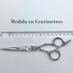 Tijeras de peluquería profesionales con medición en centímetros.