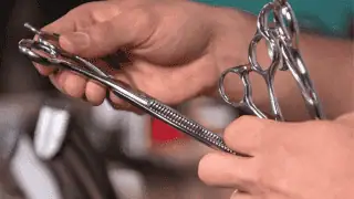 Tijeras de peluquería profesionales en manos de un experto.