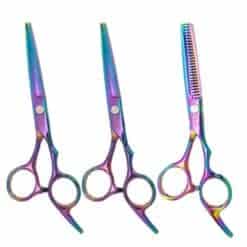 Tijeras de peluquería con acabado iridiscente y diseño ergonómico.