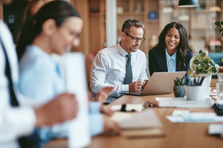 En 2025, la RSE devient un levier stratégique pour les PME : transition énergétique, économie circulaire, inclusion, reporting CSRD et ESG à anticiper.