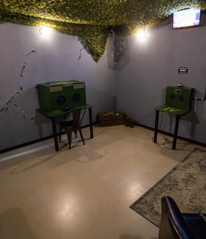 A room with two computers and a television.
