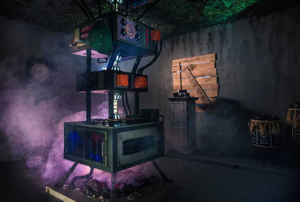A room with a machine that is in the middle of the room.
