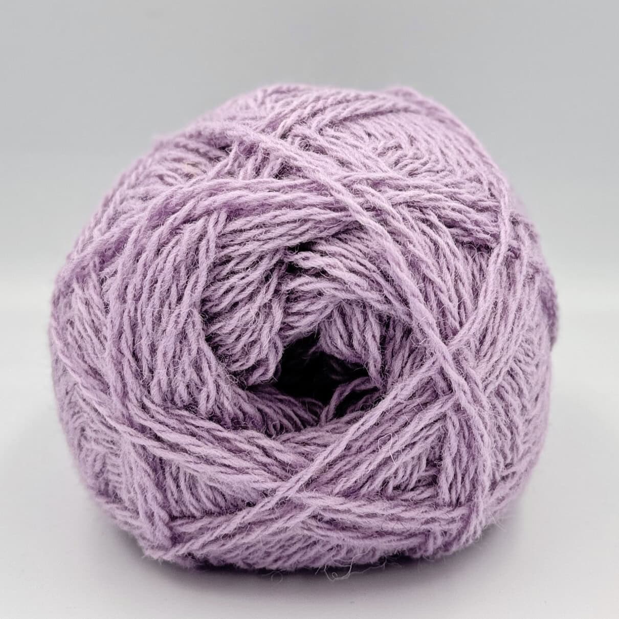 Tora New Zealandsk Uld (100 g) Syren Tora New Zealandsk Uld (100 g) Syren