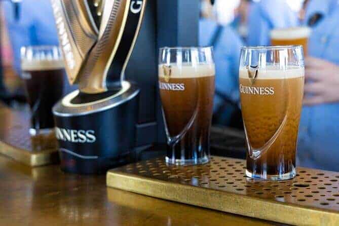 2 Pintas de GUinness con espuma arriba