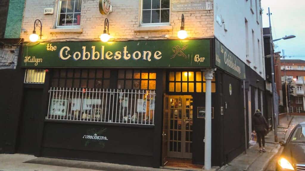 Cobbelstone-pub-exterior-dublin. Fachada