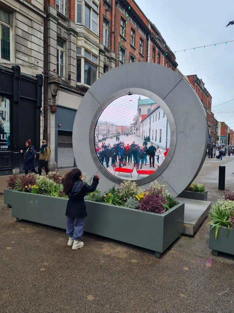 Gente saludando al Portal de Dublin
