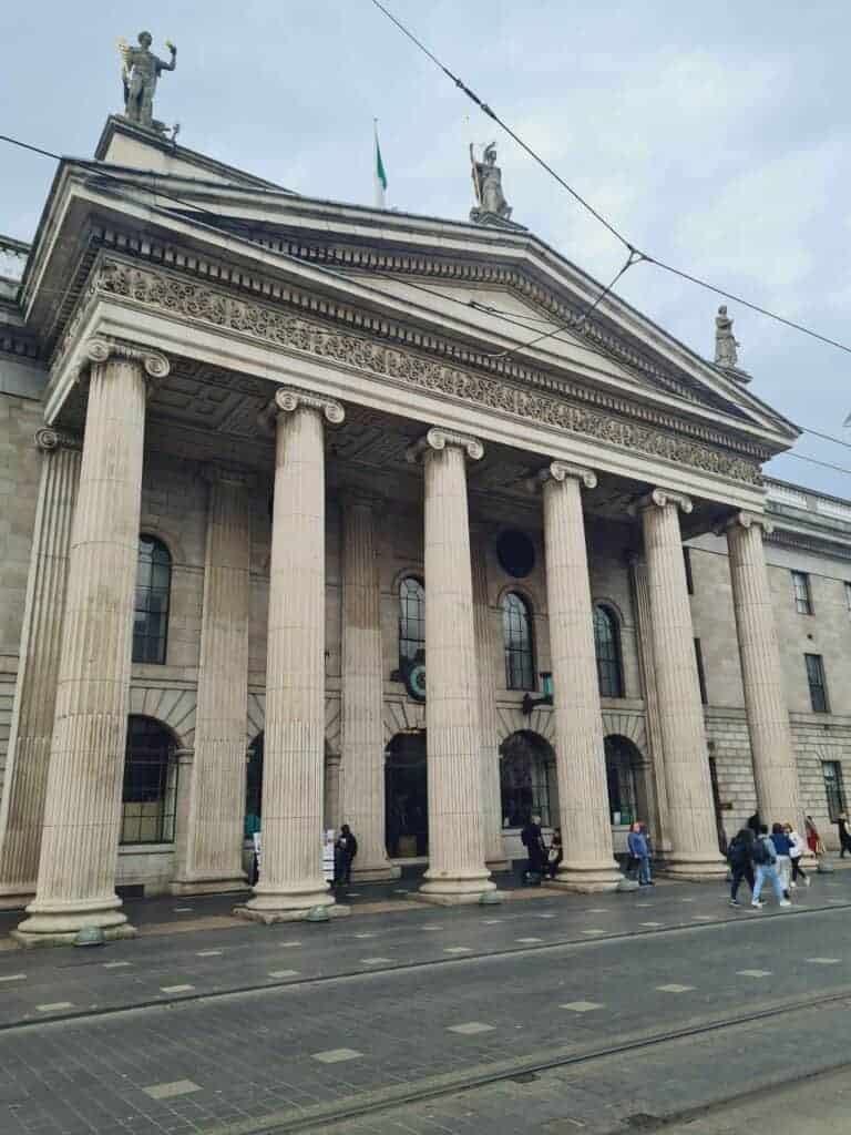 Exterior del correo Nacional de Irlanda