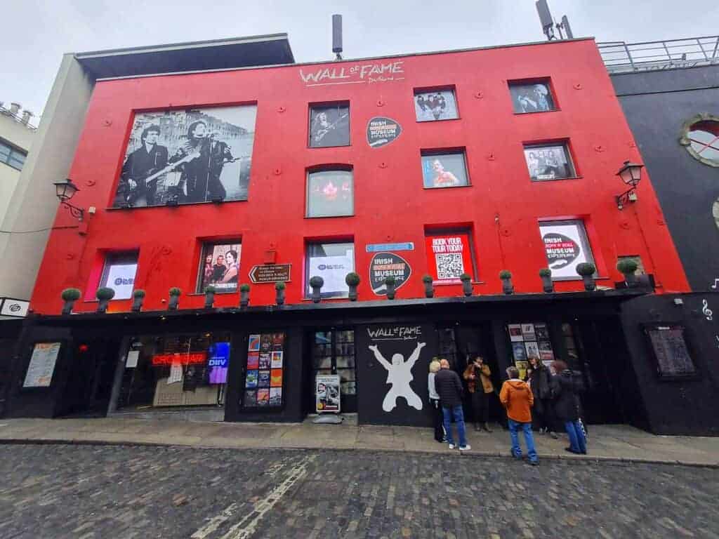 Exterior muro de la fama del rock irlandés