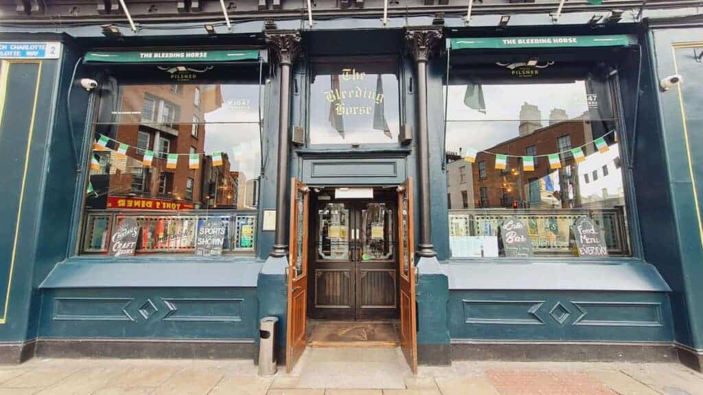 Bleeding-horse-pub-exterior-dublin-holairlanda.com . Entrada central.