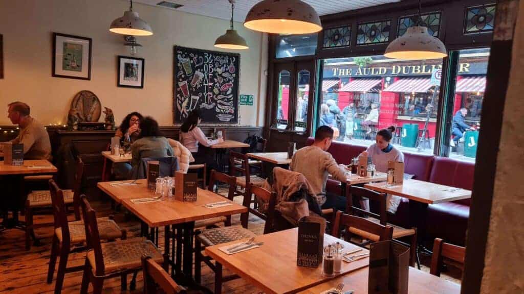 Vista del restaurante y de las mesas. gente comiendo