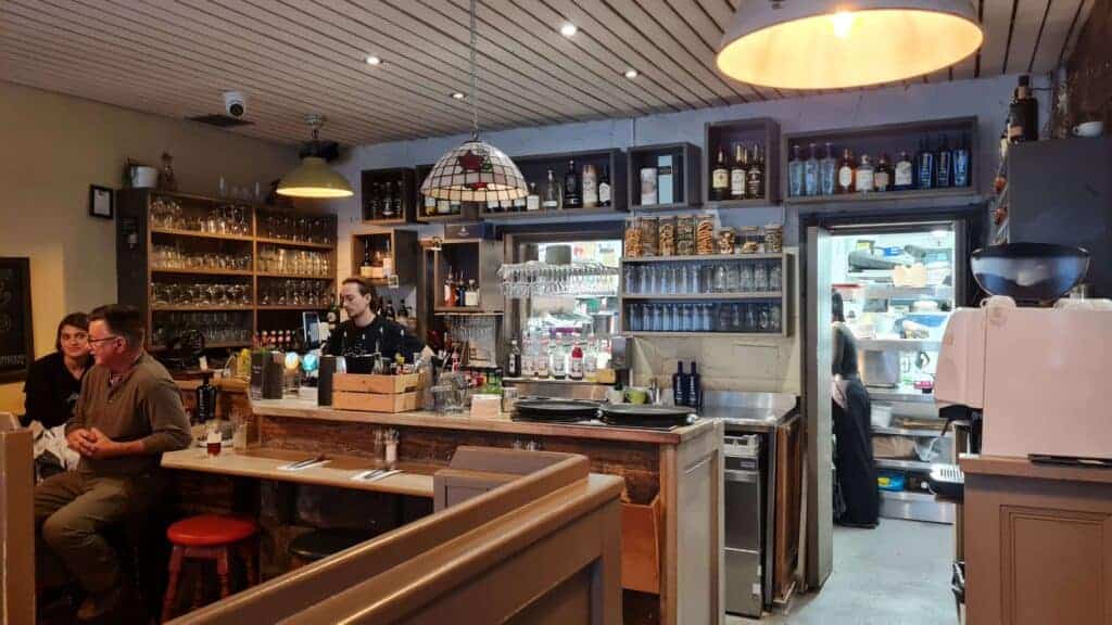 Vista del restaurante y de las mesas