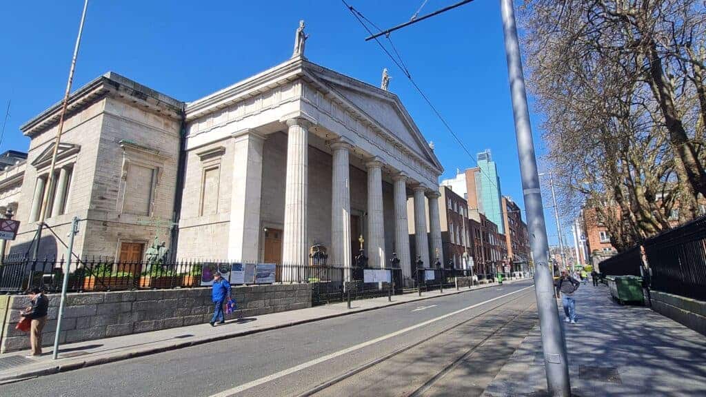Vista desde el exterior de la catedral