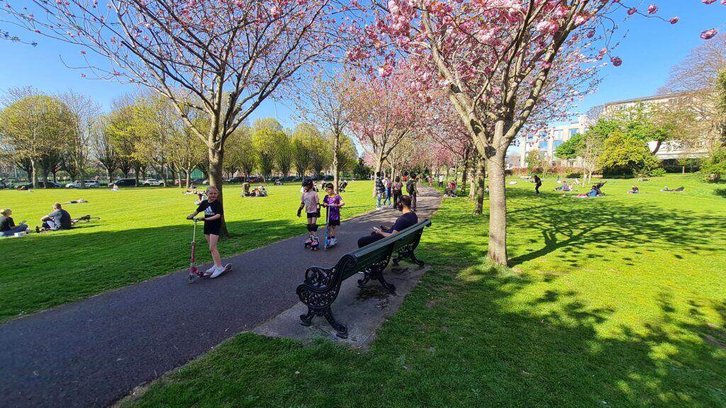 Parque Herbert en primavera . gente conversando