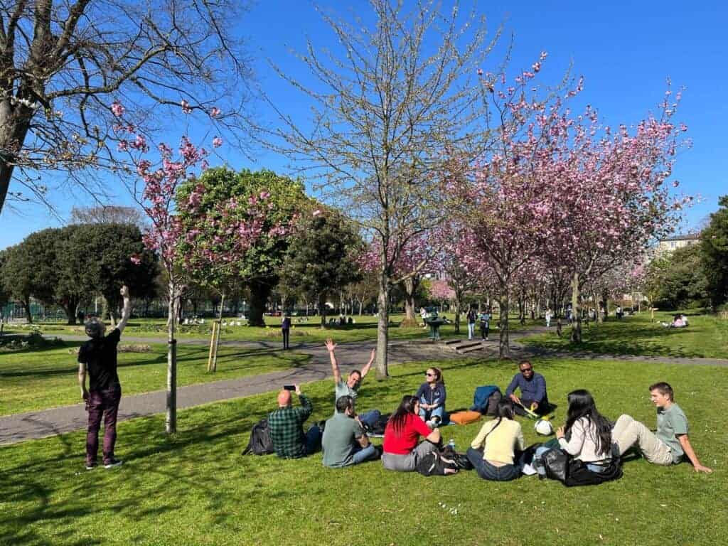 Parque Herbert en primavera . gente conversando