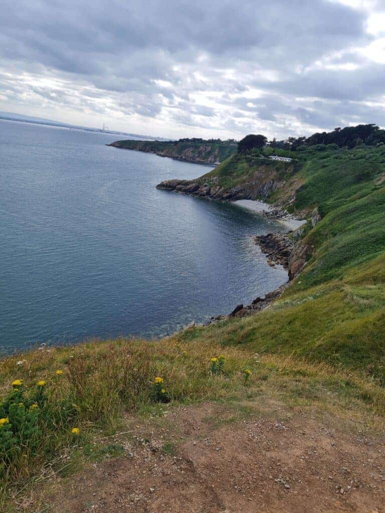 Playa de los acantilados de Howth mar de fondo