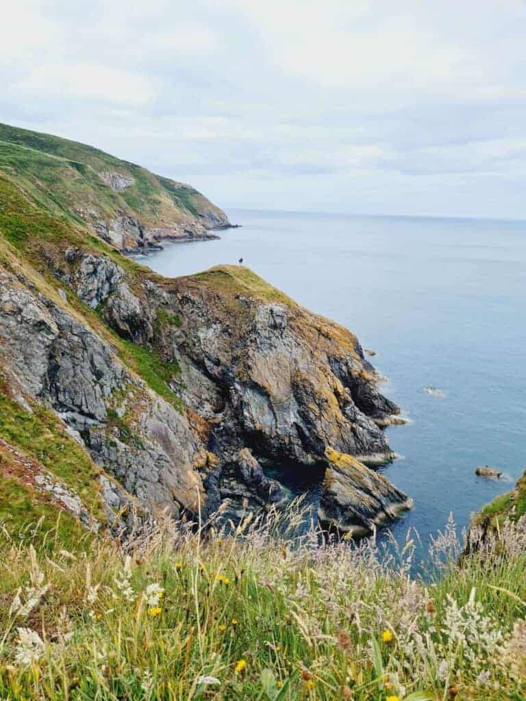 Playa de los acantilados de Howth mar de fondo