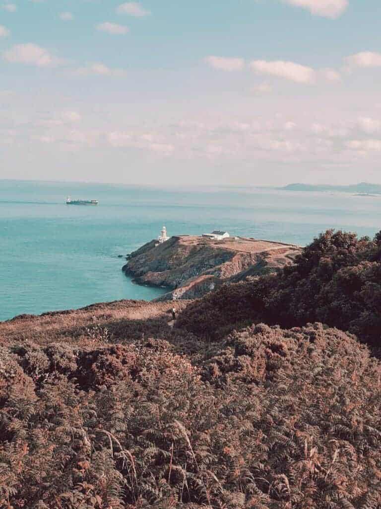 VIsta de los Acantilados de Howth y mar de fondo