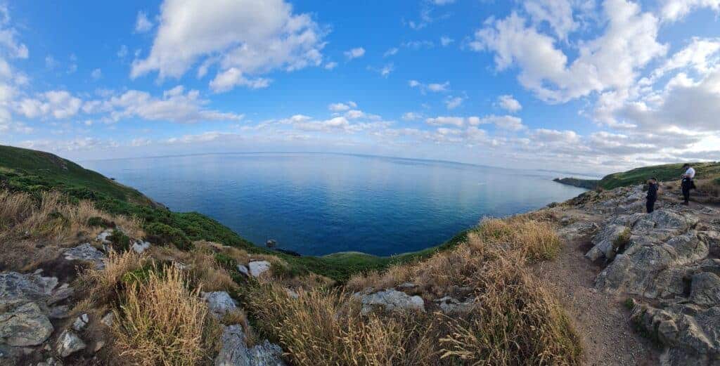 VIsta de los Acantilados de Howth y mar de fondo
