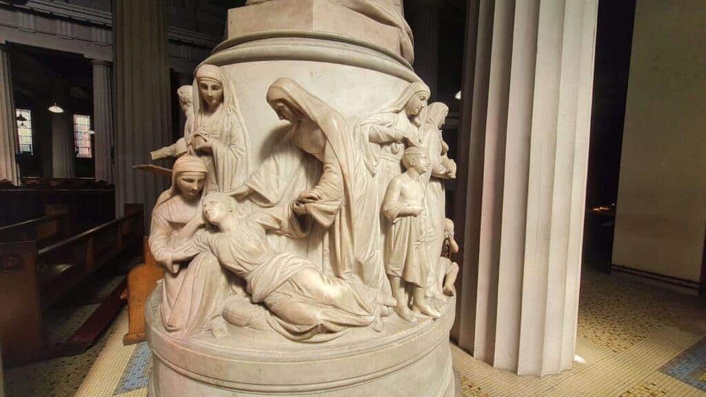 Santos esculpidos en la columna