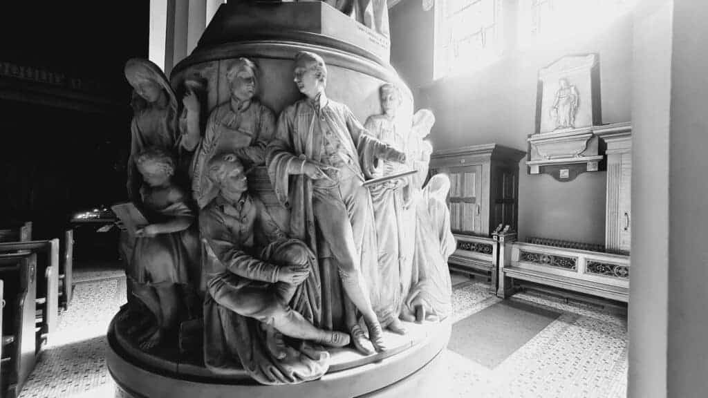 Santos esculpidos en la columna