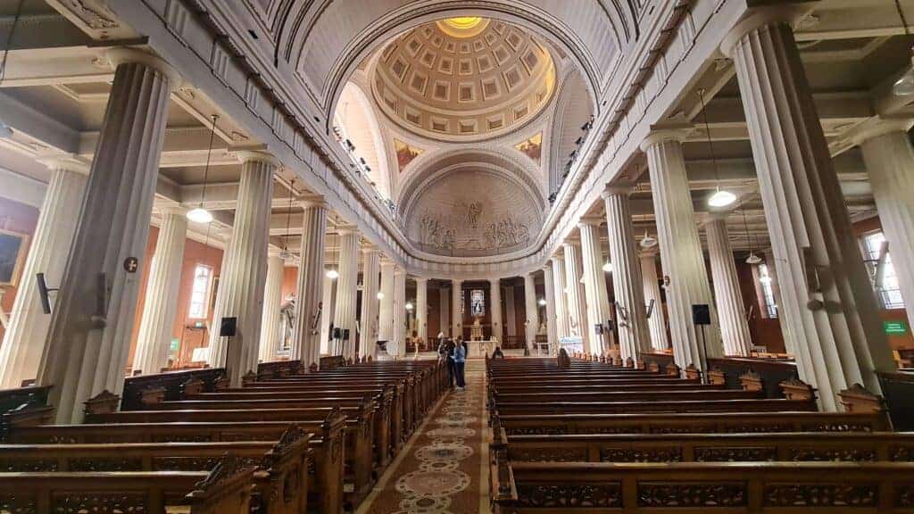 Vista interior desde la entrada de la catedral