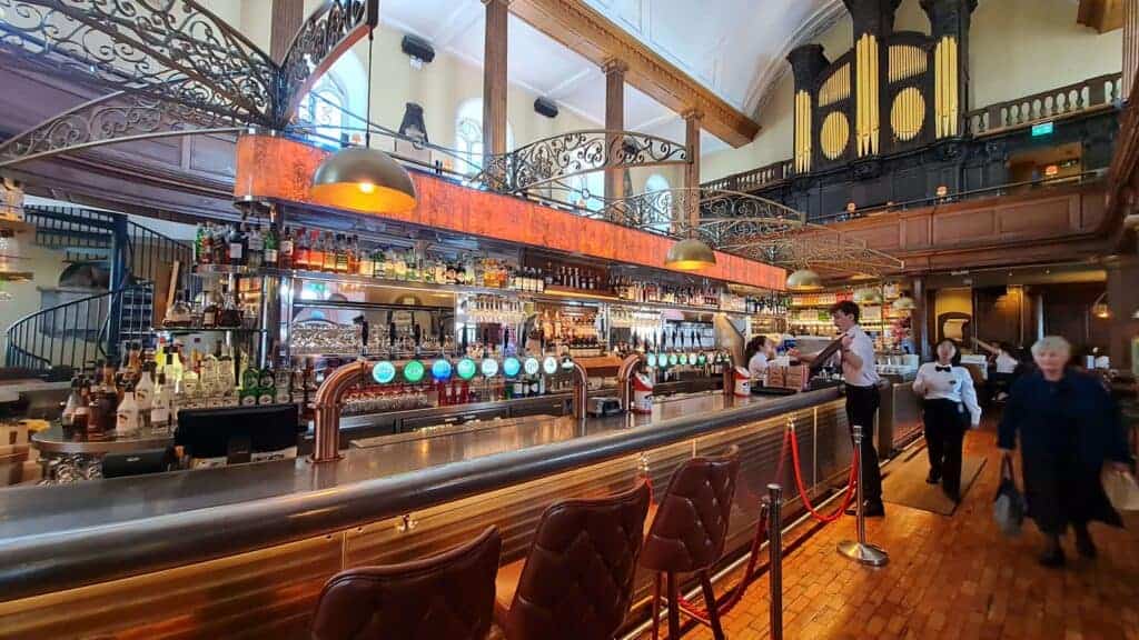 The-Church-Pub-Interior-Dublin-Holairlanda.com . Barra