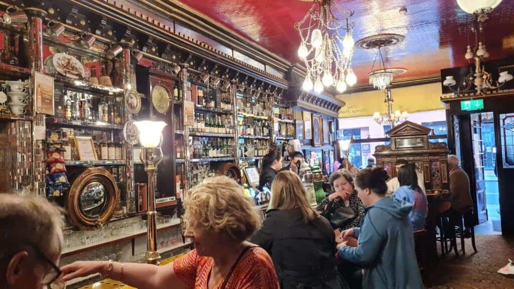 gente sentada en la barra del pub