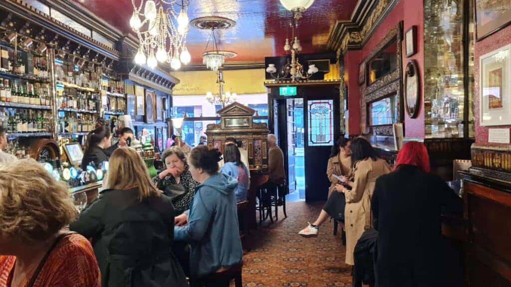 gente bebiendo dentro del pub