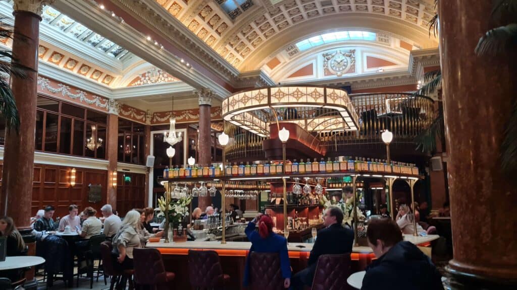 barra del Interior del restaurante y pub The Bank en Dublin