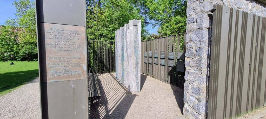 Iveagh-garden-dublin-parque y gente tomando sol. memorial por los derechos humanos