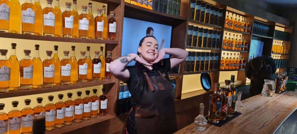 sala de degustacion en museo del whiskey. guia del tour