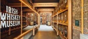 Interior del Irish Whiskey Museum en Dublín, con botellas expuestas y carteles explicativos.