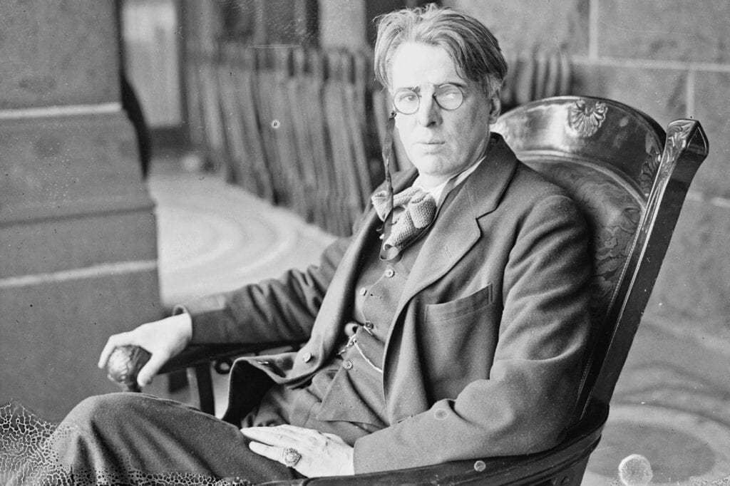 William-butler-yeats-escritor-holairlanda. sentado en una silla