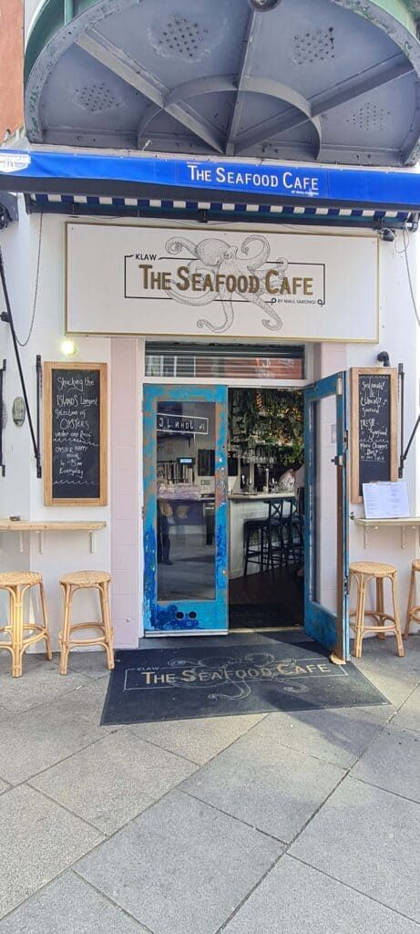 Exterior del restaurante, frente ingreso principal